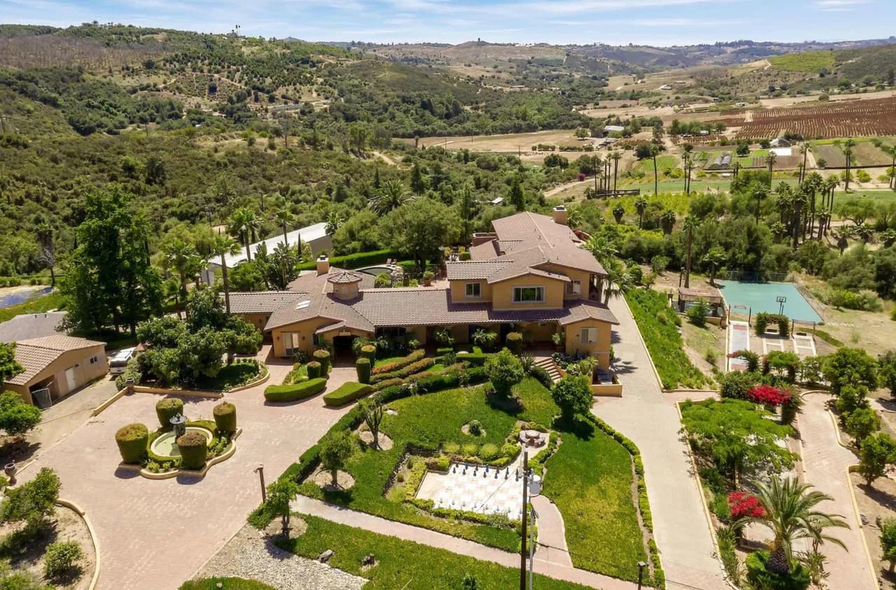 Expansive Estate with Private Pool in California photo 4