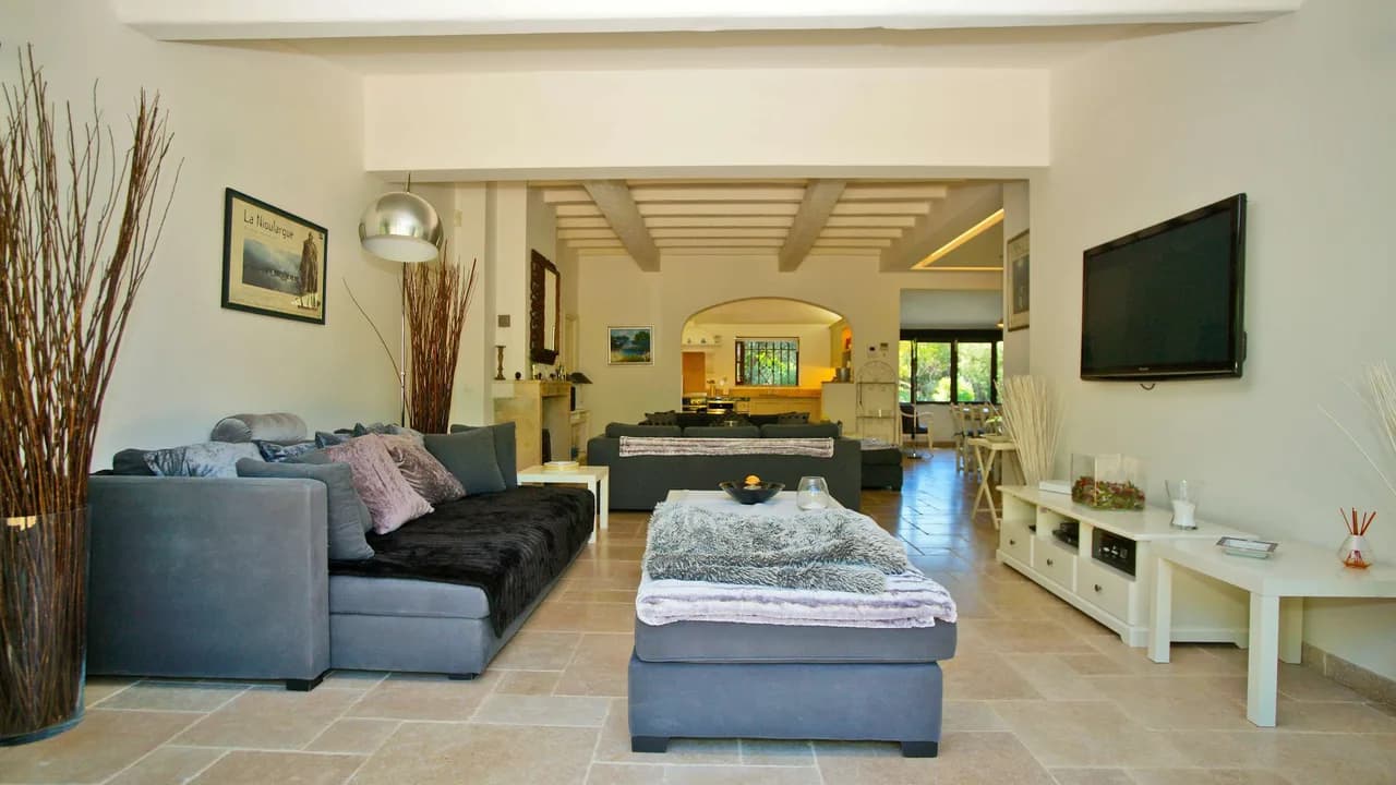 Lavish Villa Overlooking Mediterranean Garden photo 2