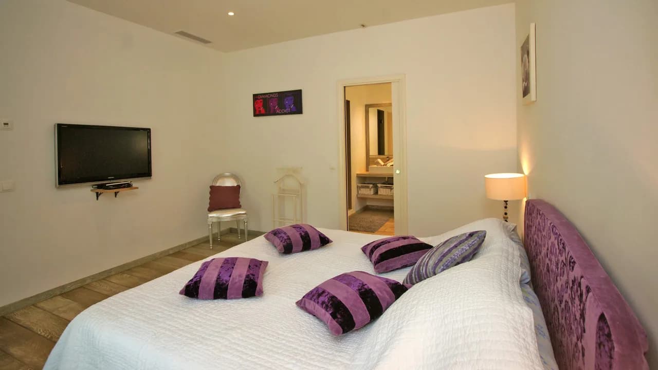 Lavish Villa Overlooking Mediterranean Garden photo 3