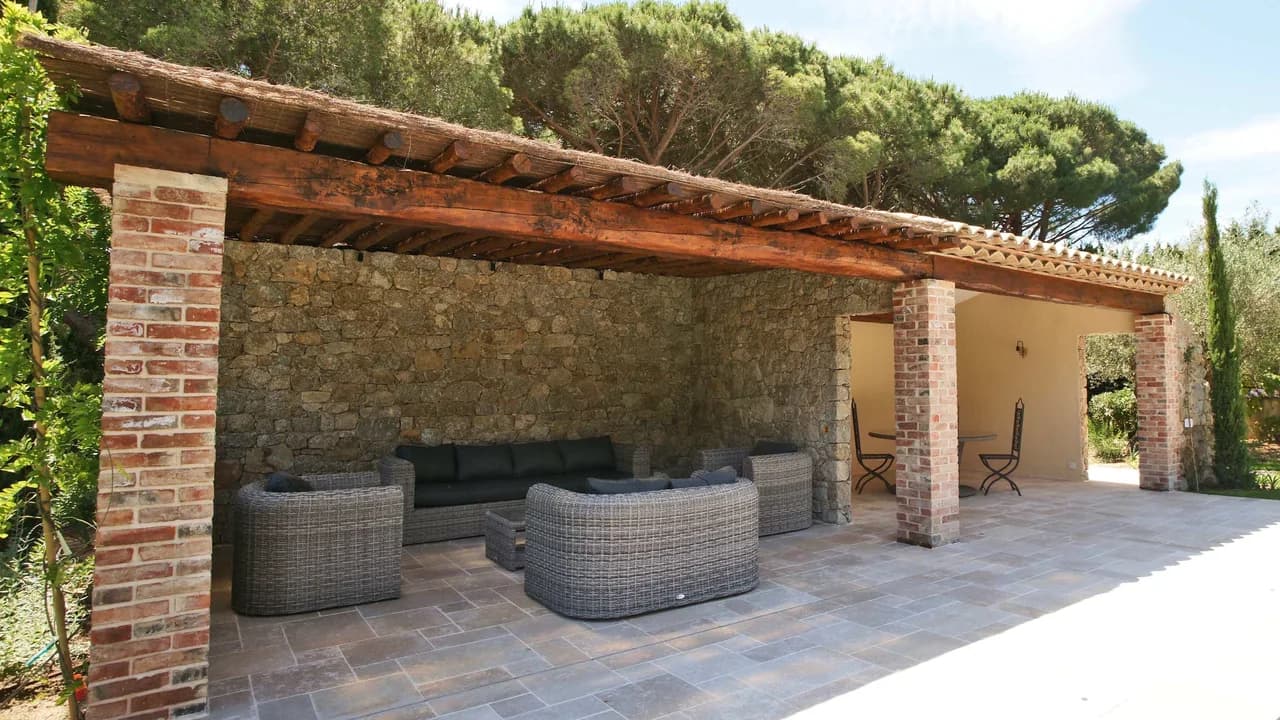 Lavish Villa Overlooking Mediterranean Garden photo 4
