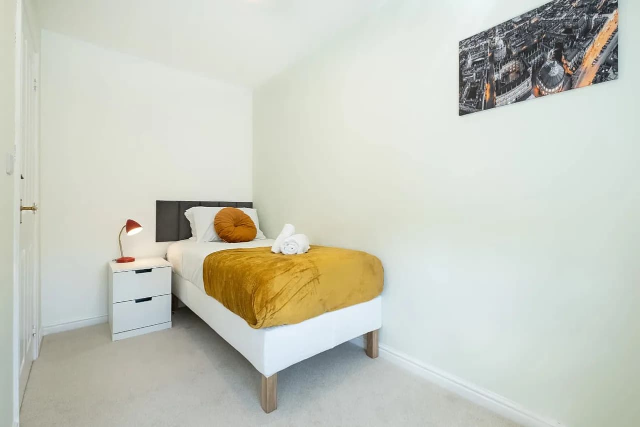 Family-Friendly House with Parking in England photo 4