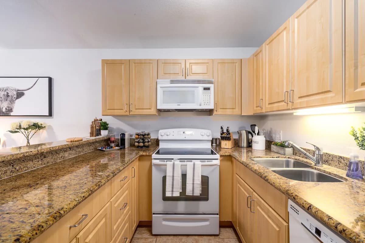 Oceanview Poolside Condominium in Maui photo 5