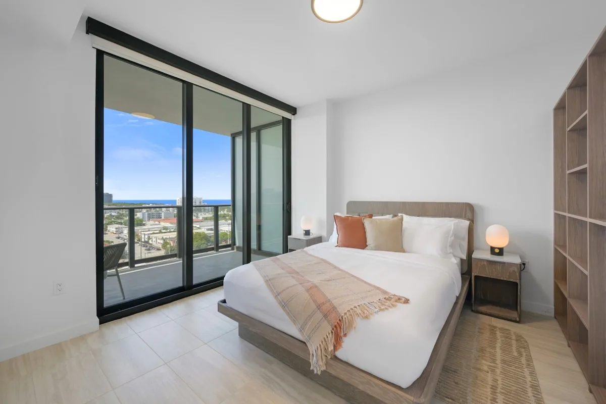 Modern Coastal Apartment in Miami Beach photo 3