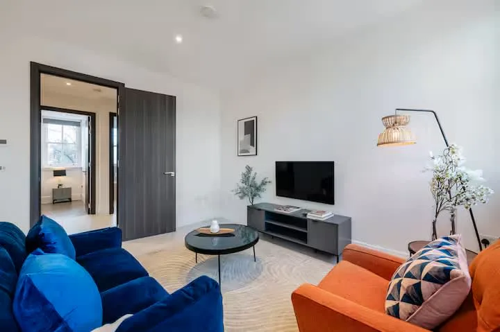 Contemporary Apartment in Leafy London Neighbourhood photo 5
