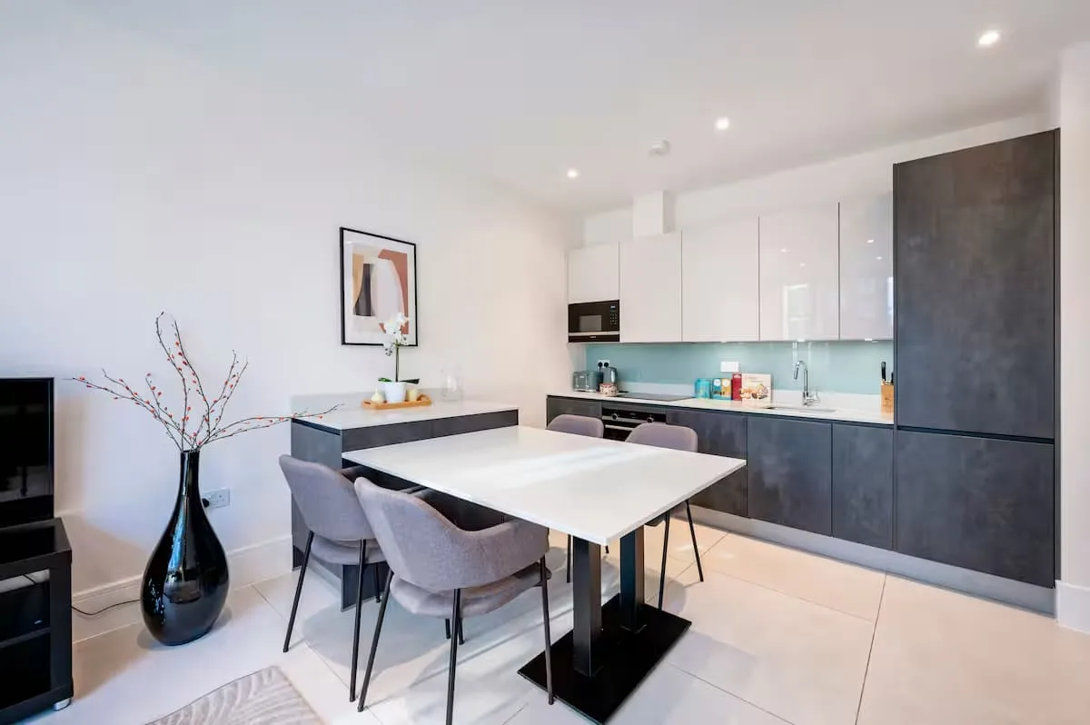 Chic Apartment With Outdoor Space in London photo 4