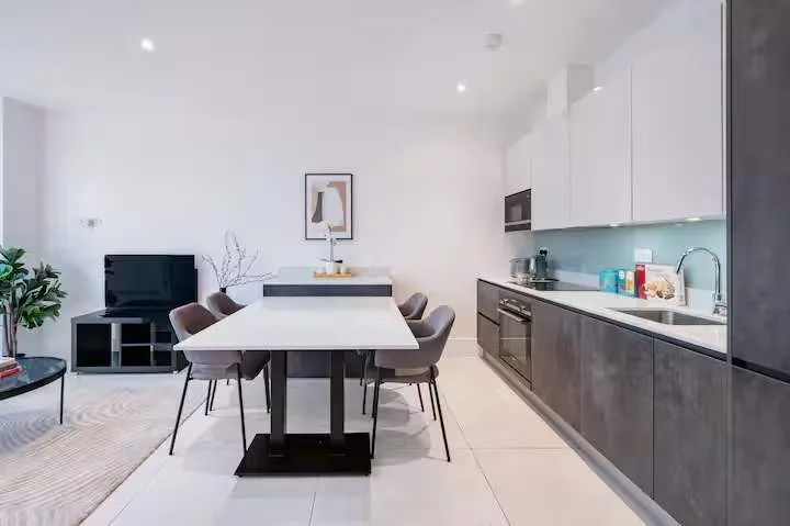 Chic Apartment With Outdoor Space in London photo 5