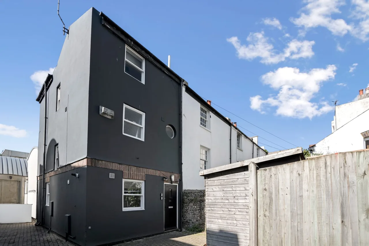 Beachside Apartment with Free Parking in Brighton