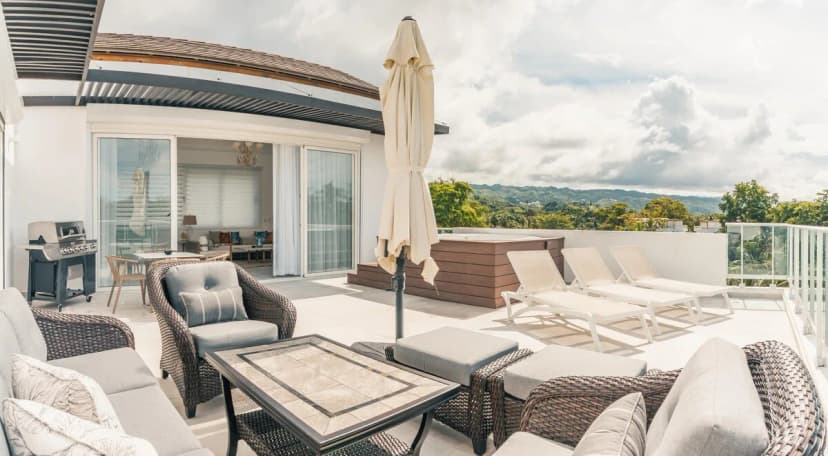 3br-Penthouse w/ jacuzzi incl at Lake View