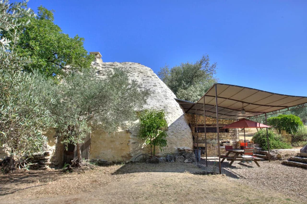 Quiet Poolside House in Luberon
