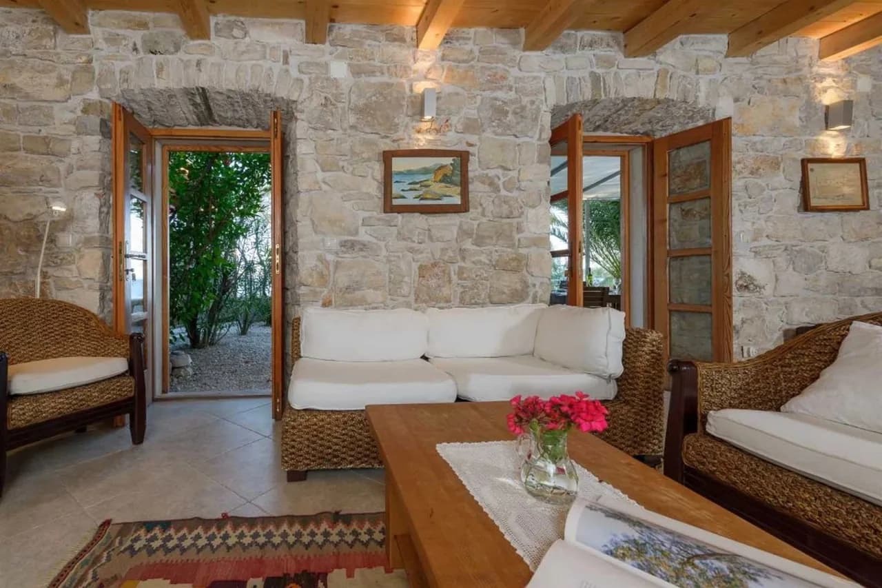 Seaside Stone Villa Steps From Sea photo 4