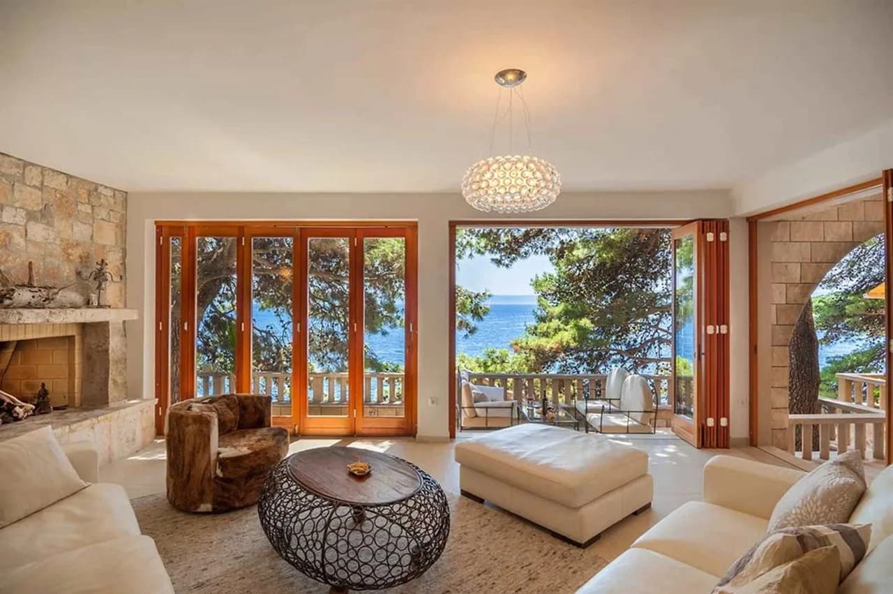Luxury Coastal Villa Steps From Sea photo 3