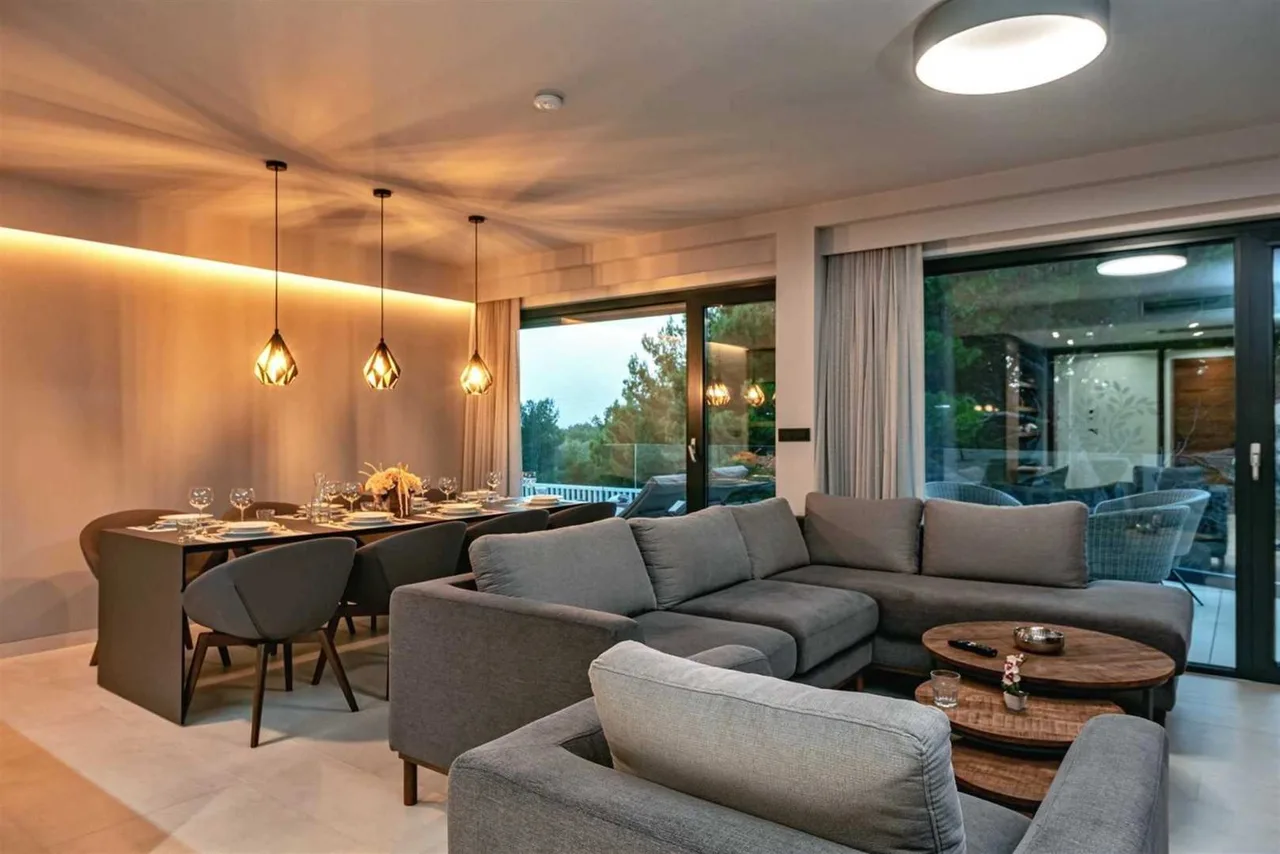 Coastal Sophistication With Heated Swimming Pool photo 4