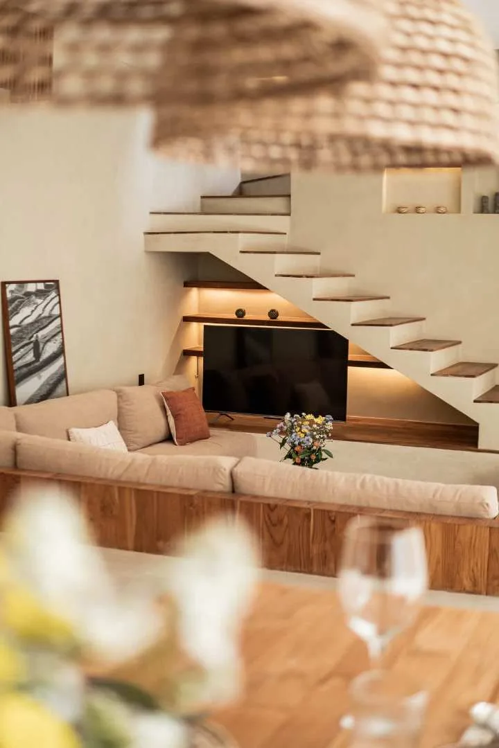 Refined Villa With Seamless Indoor Living photo 3