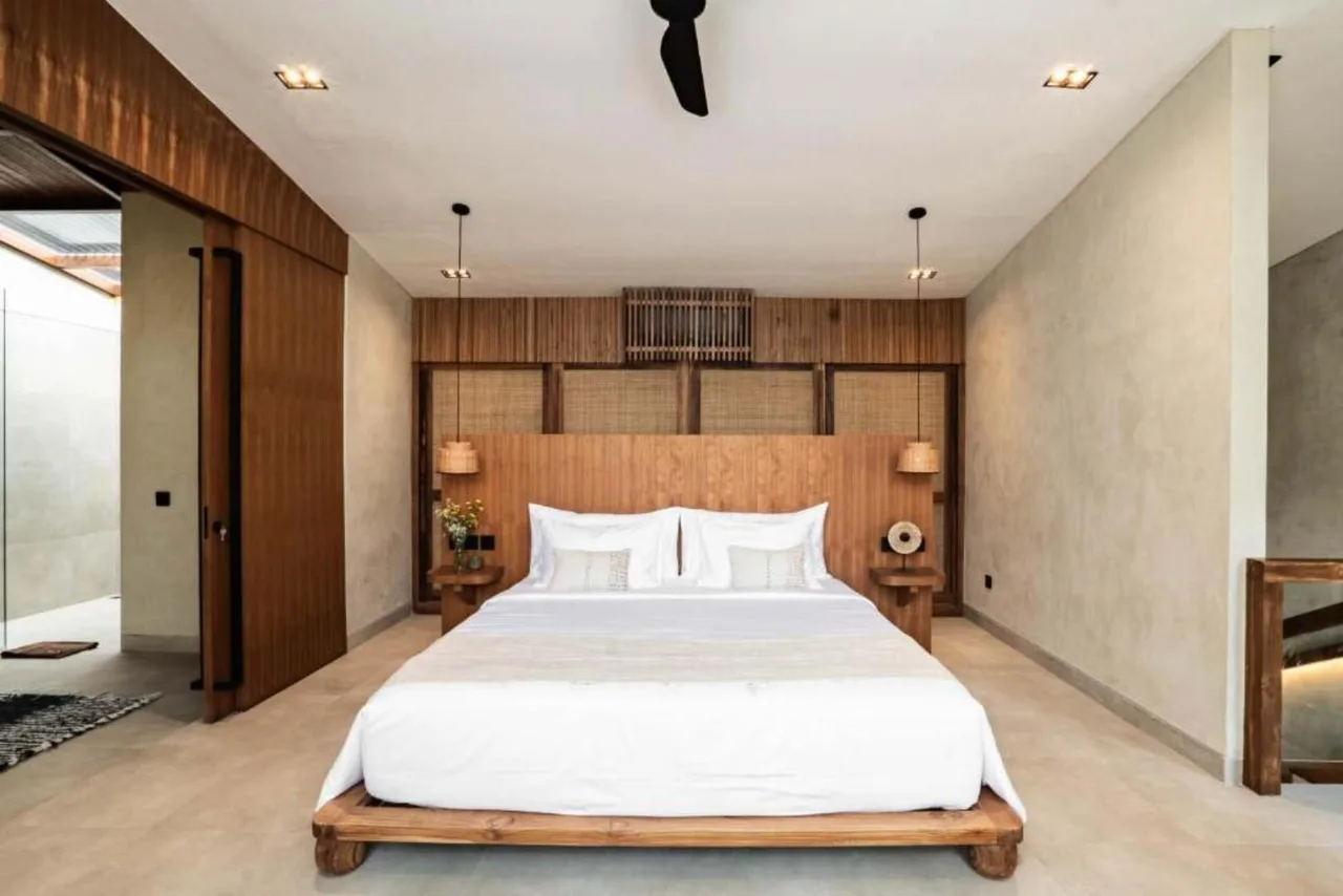 Refined Villa With Seamless Indoor Living photo 5
