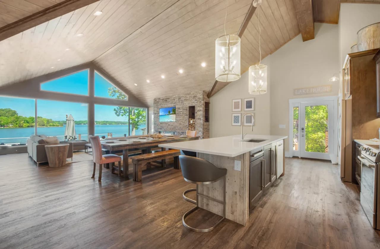 Spacious Waterfront Vacation Home in Mooresville