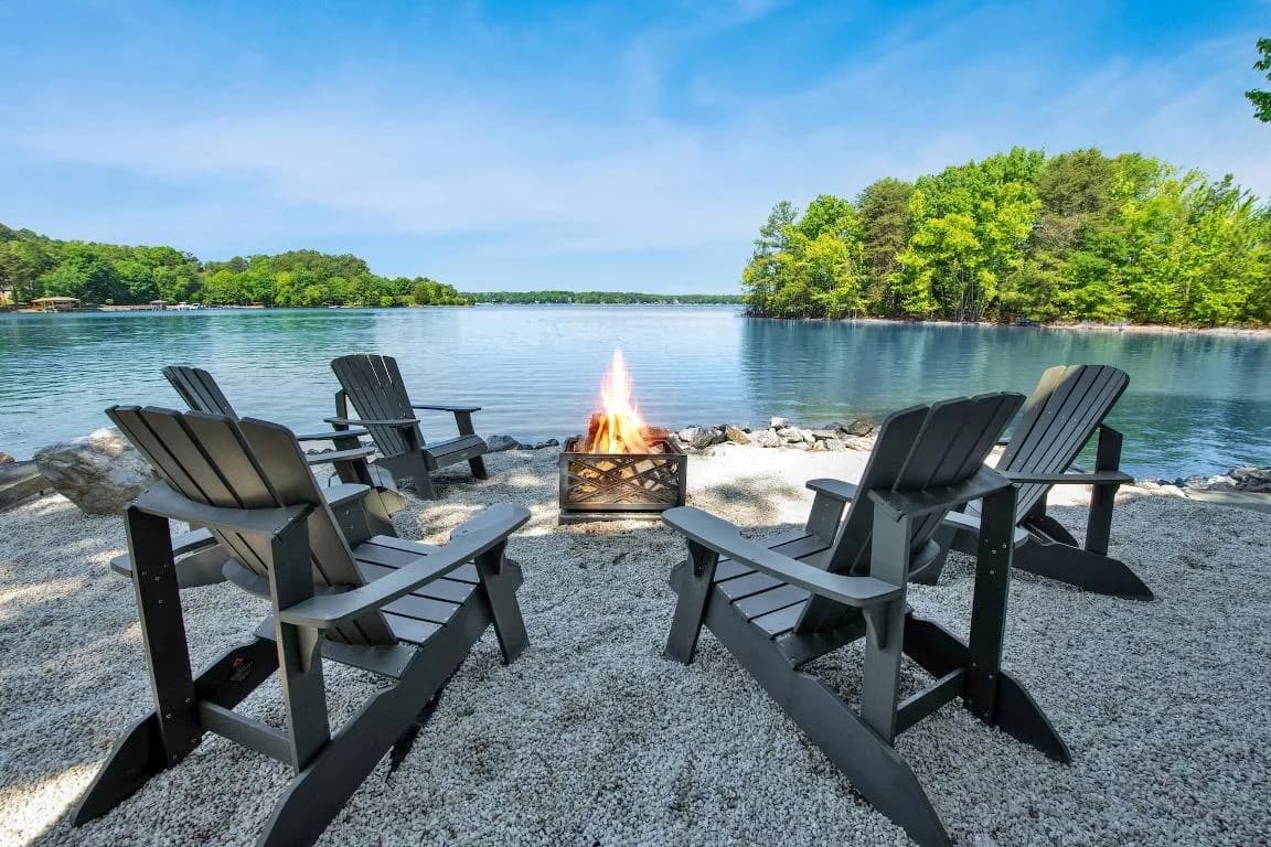 Spacious Waterfront Vacation Home in Mooresville photo 2