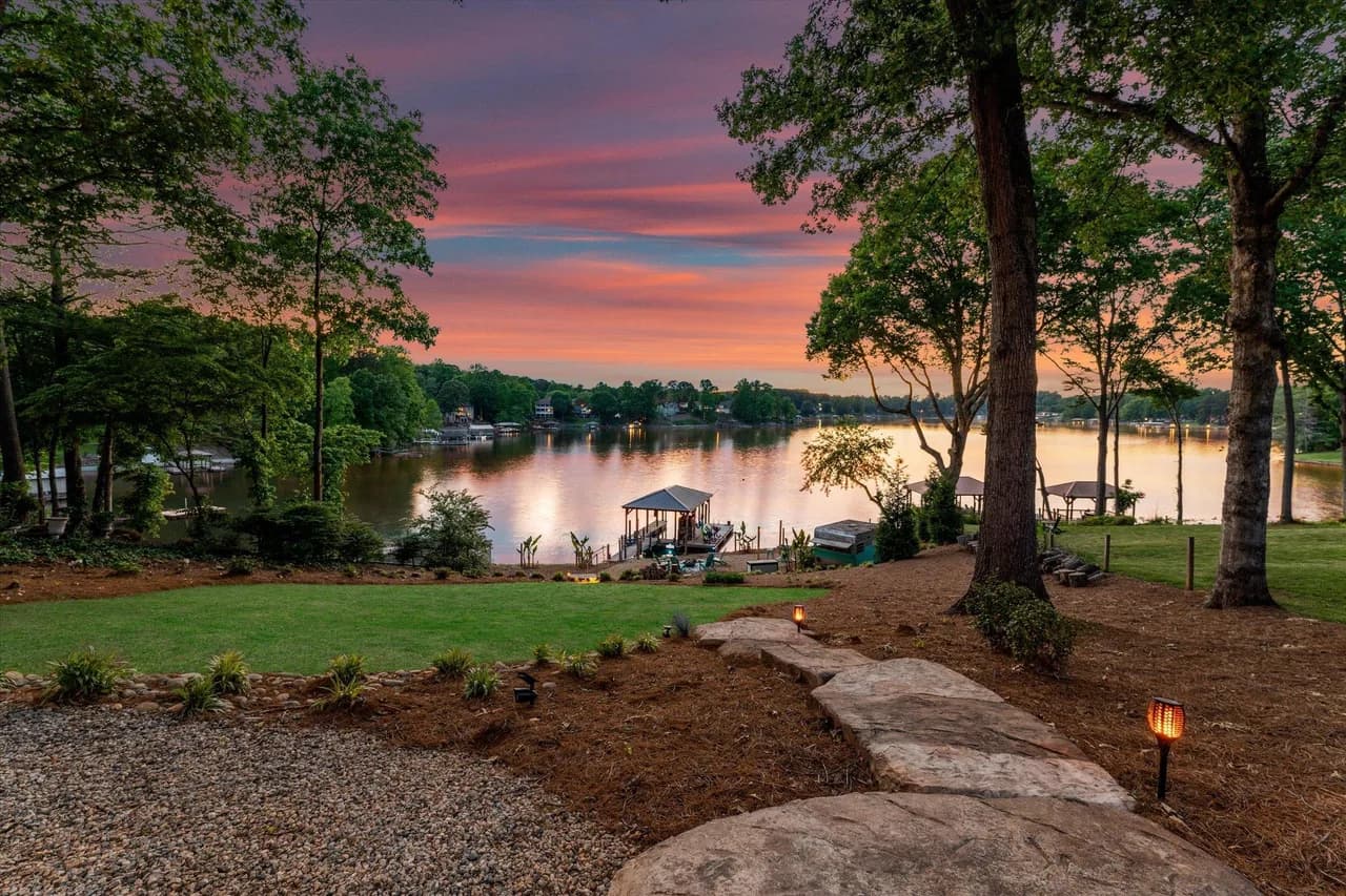 Lakefront Vacation Home in Sherrills Ford photo 2