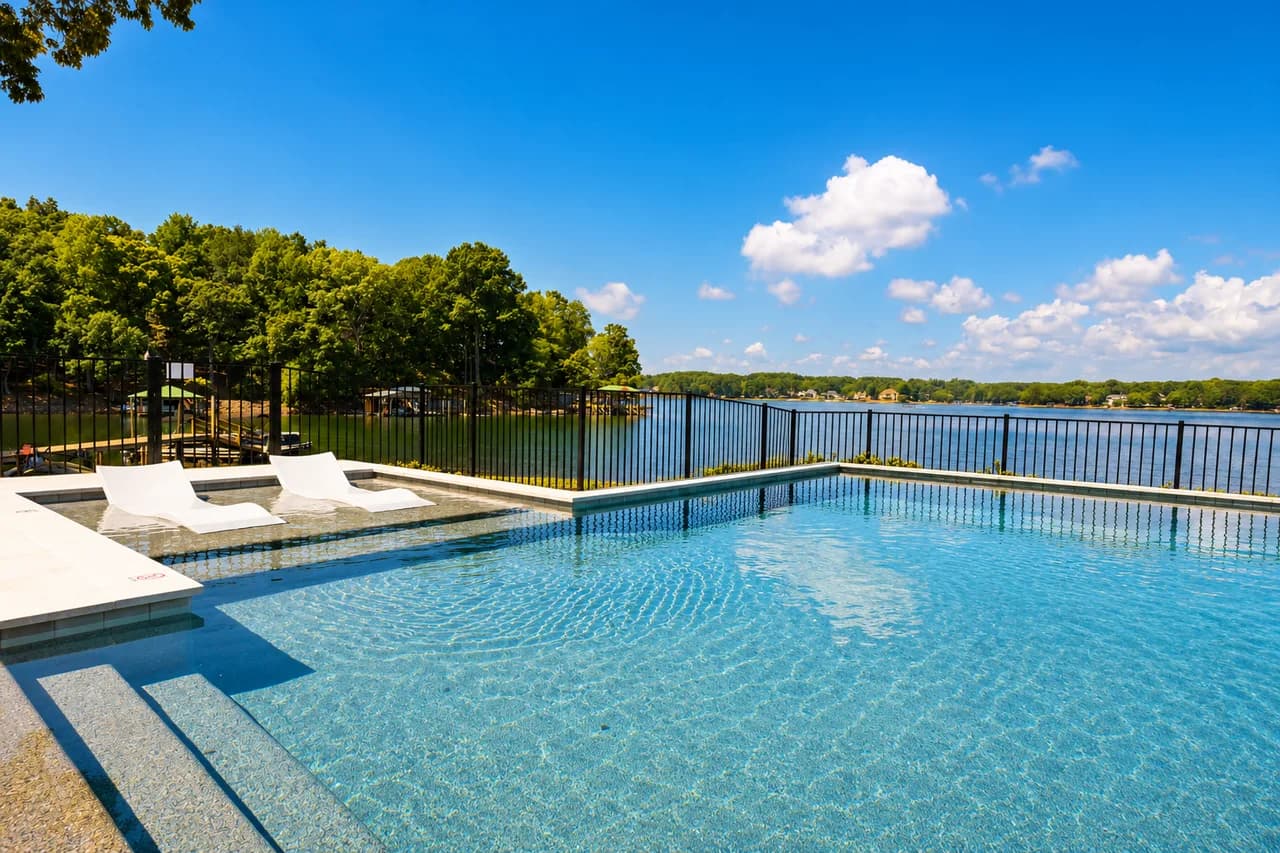 Spacious Waterfront Vacation Home in Mooresville North Carolina photo 2