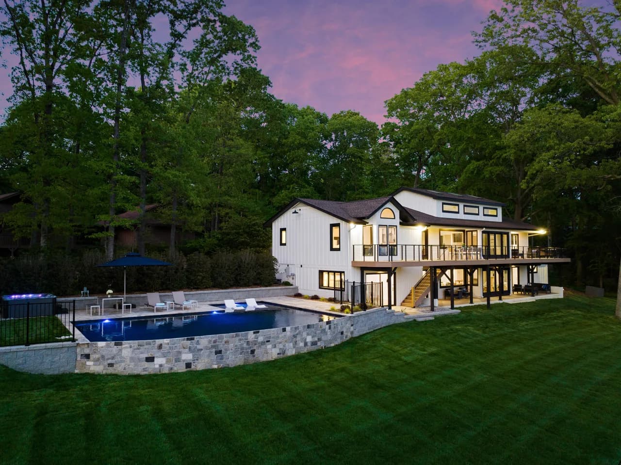 Scenic Lakefront Vacation Home in Denver photo 2