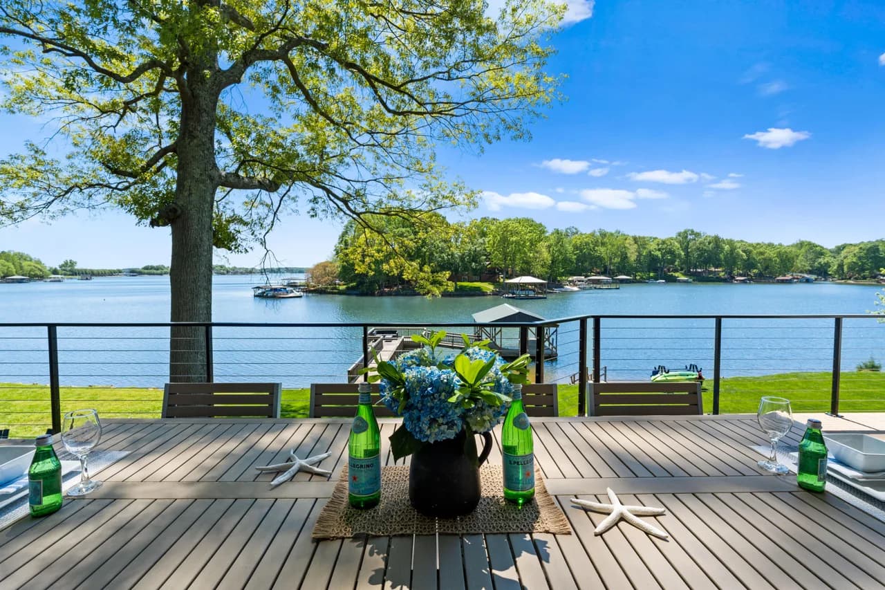 Scenic Lakefront Vacation Home in Denver photo 3