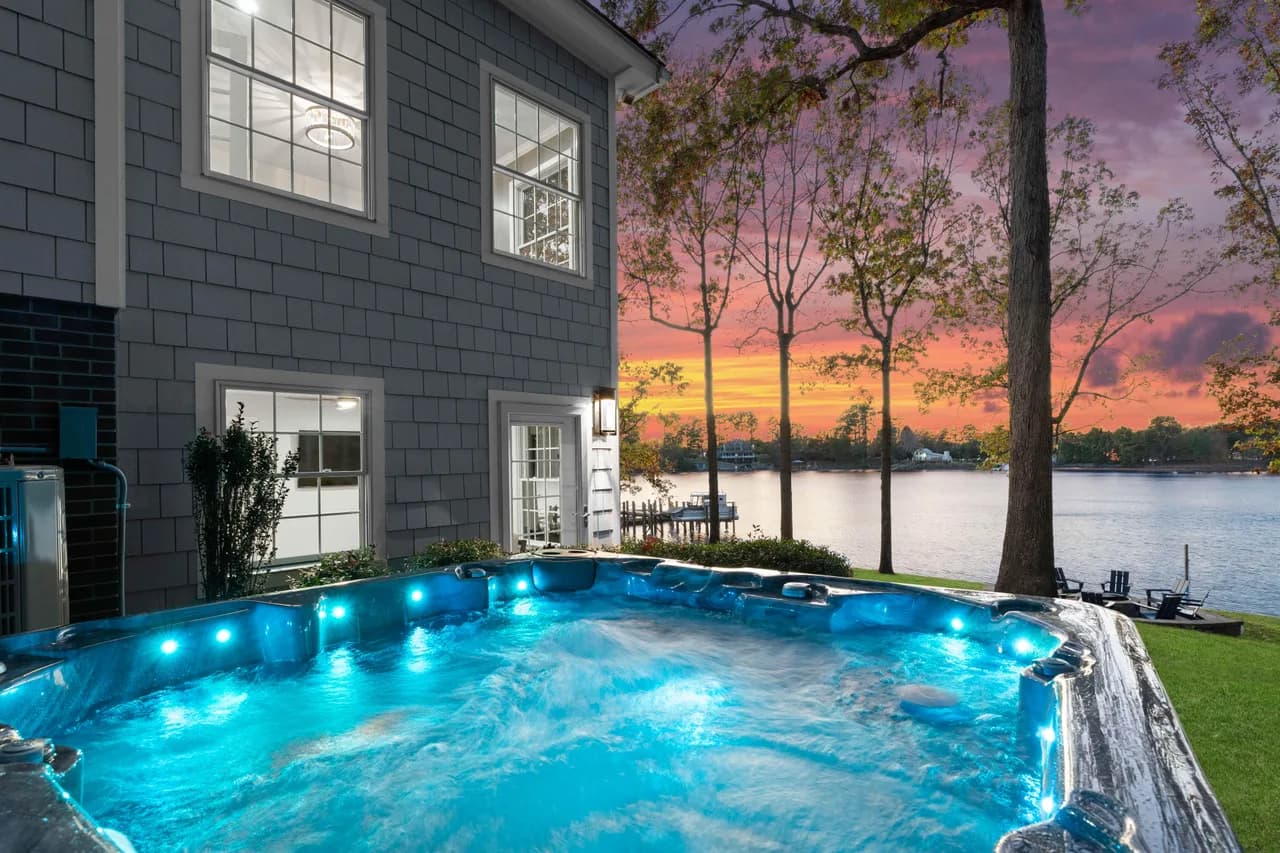 Scenic Waterfront Vacation Home in Mooresville