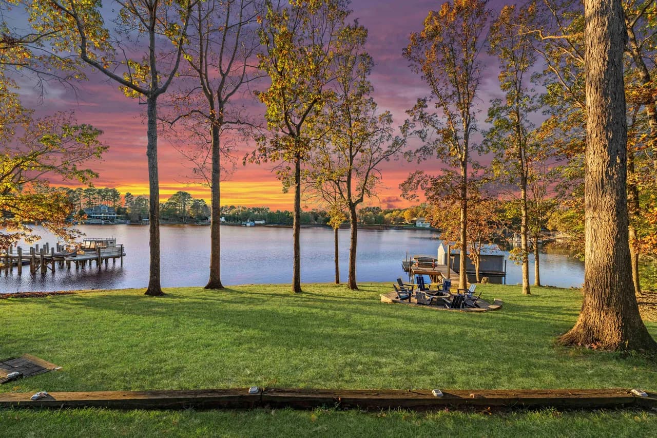 Scenic Waterfront Vacation Home in Mooresville photo 2