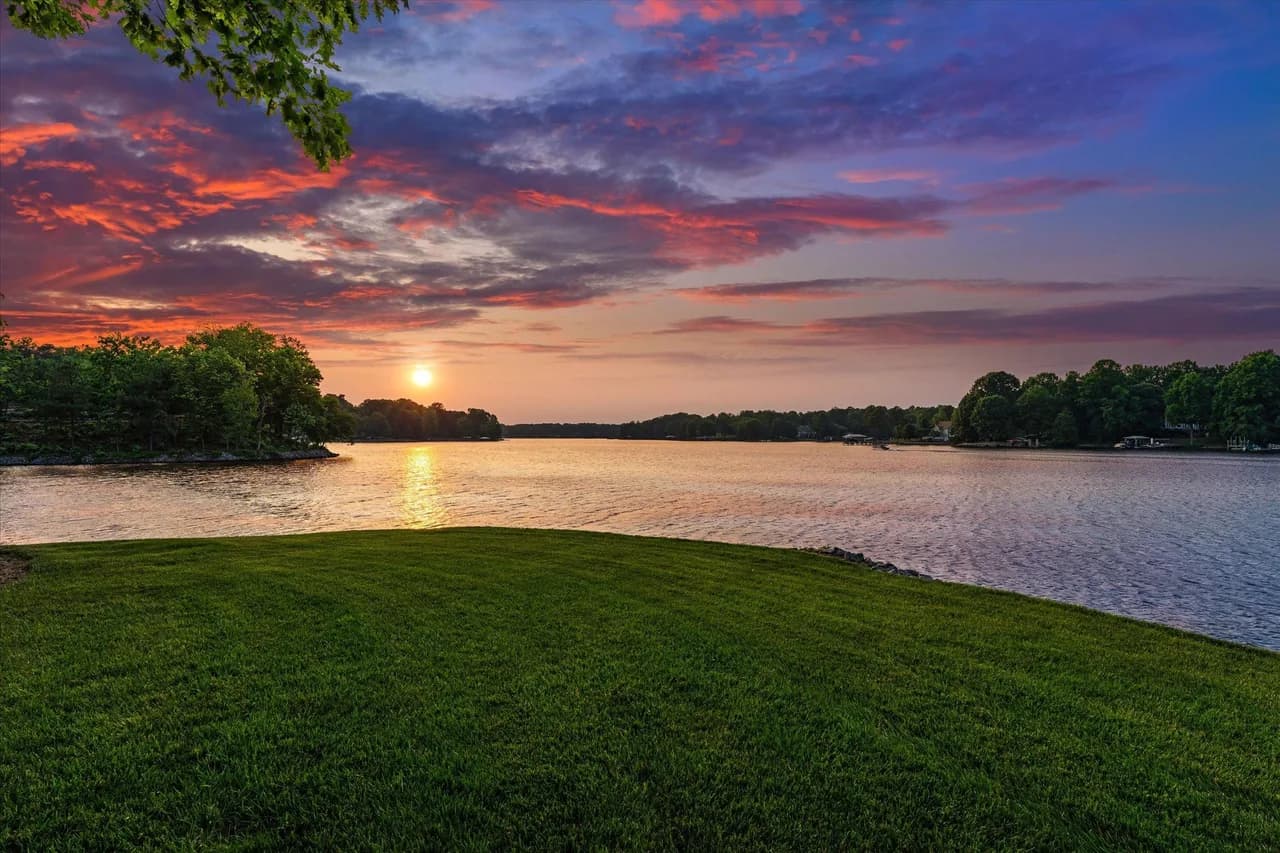 Waterfront Vacation Home in Mooresville, North Carolina photo 3