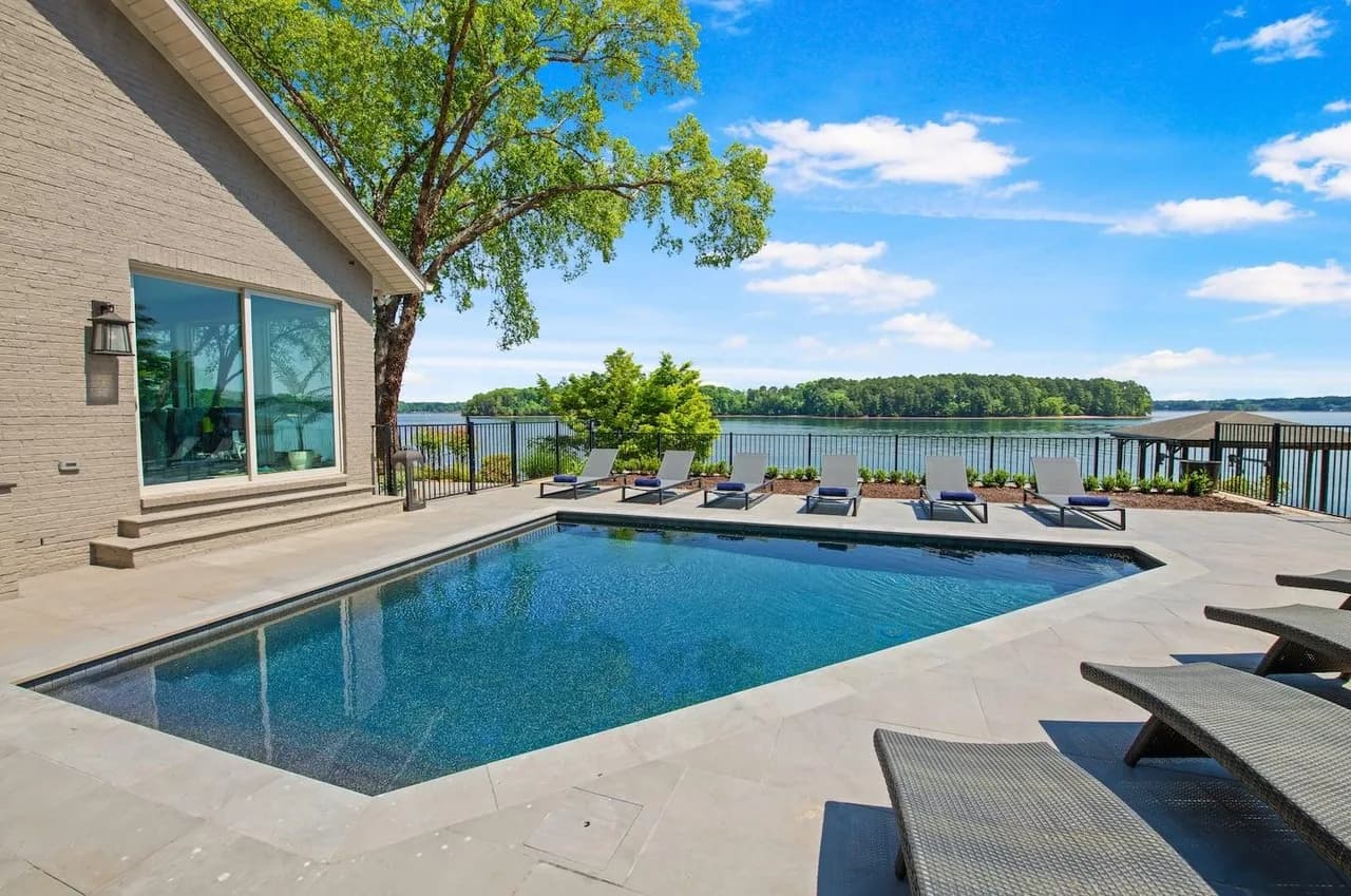 Scenic Lakefront Vacation Home in Mooresville