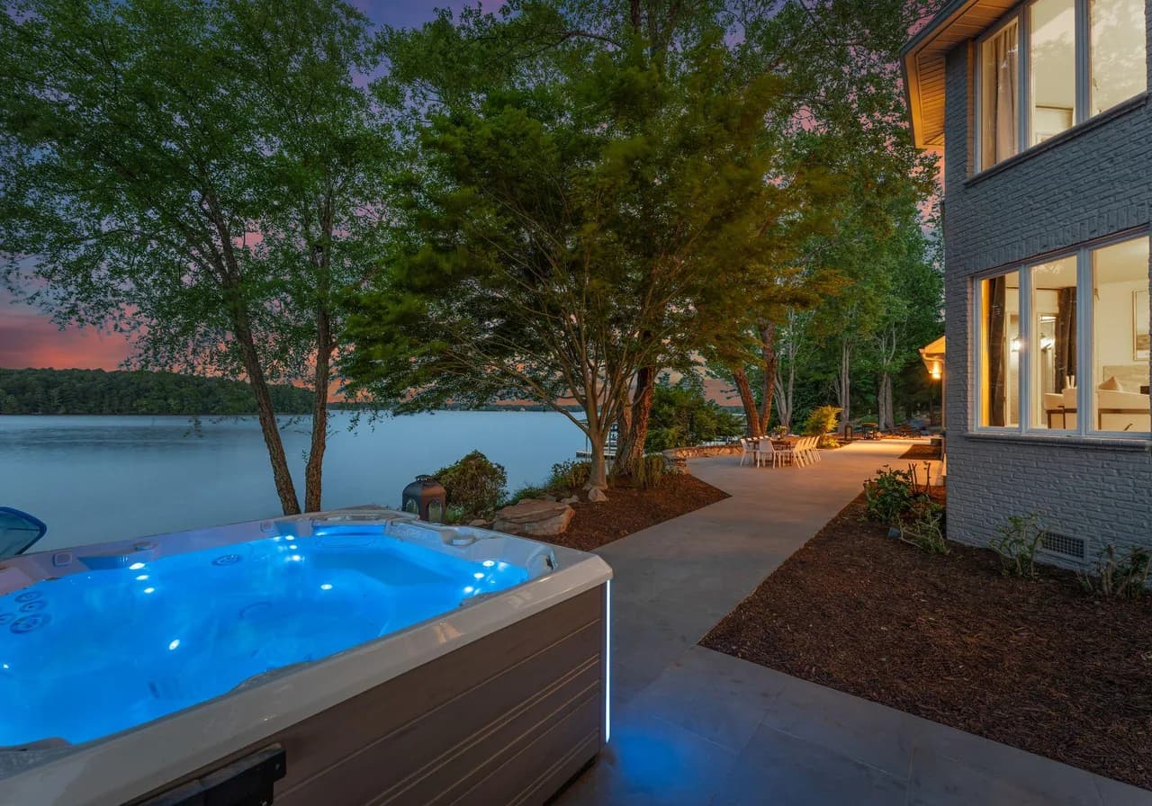 Scenic Lakefront Vacation Home in Mooresville photo 3