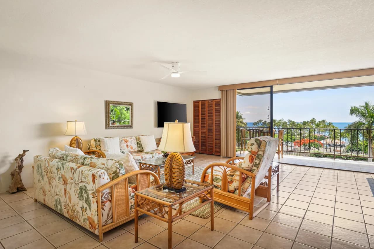 Beachfront Condominium in Kailua Kona Hawaii photo 2