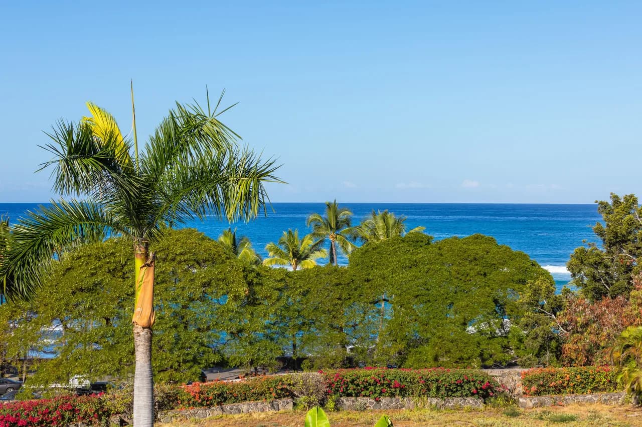 Beachfront Condominium in Kailua Kona Hawaii photo 5
