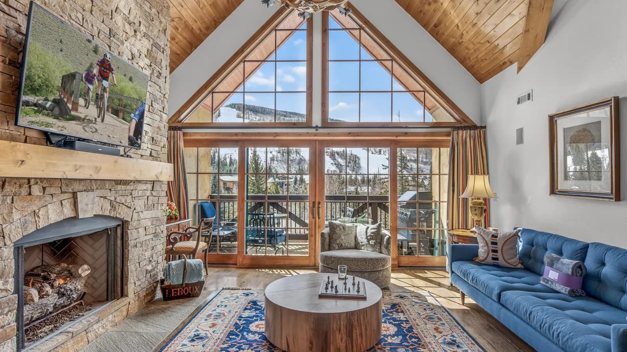 Luxurious Mountain View Condominium in Vail