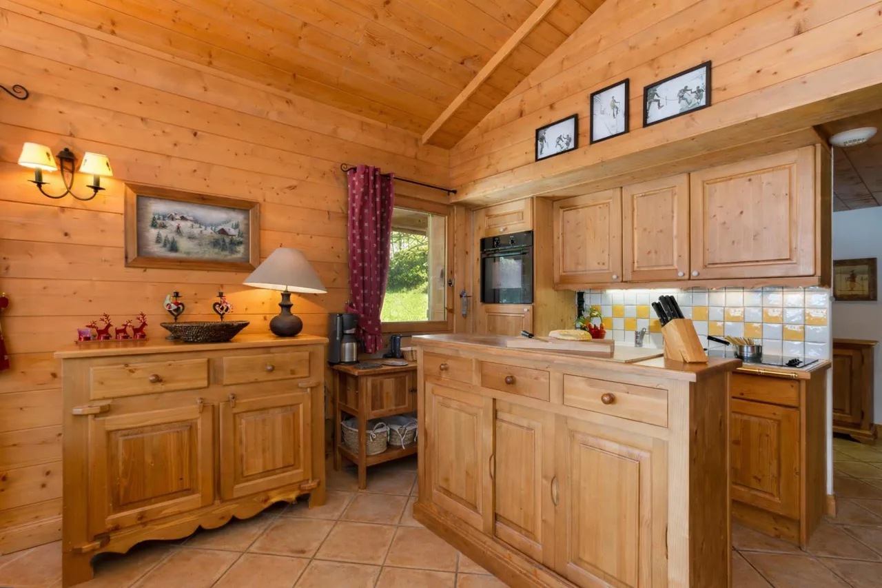 Apt BecD4 Chalet-Style w/ Parking for 8 photo 5