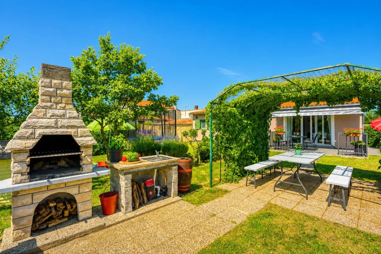 Family Friendly House Kacana - Garden & BBQ photo 2