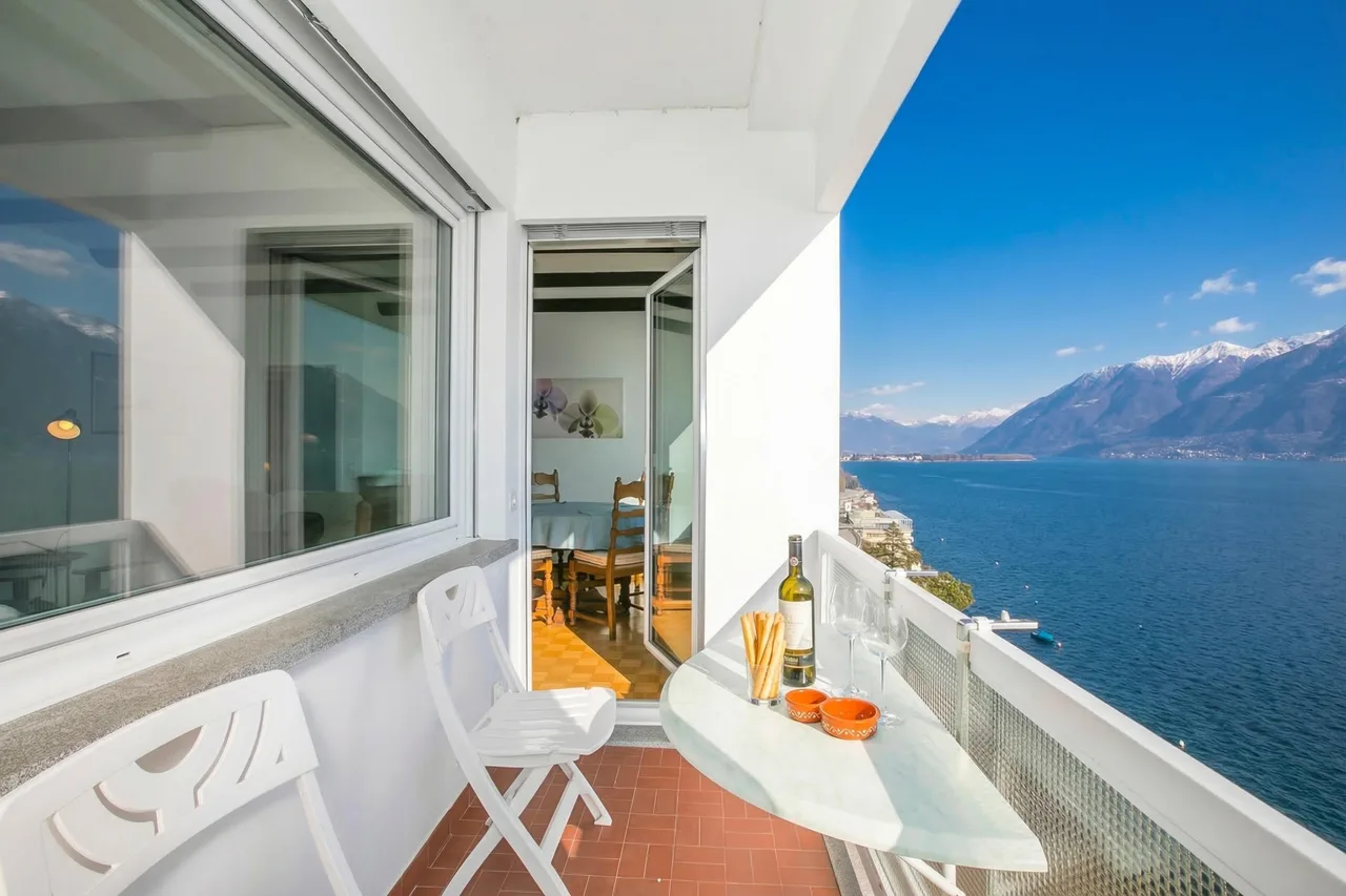 Lake View Apartment in Porto Ronco, Ticino