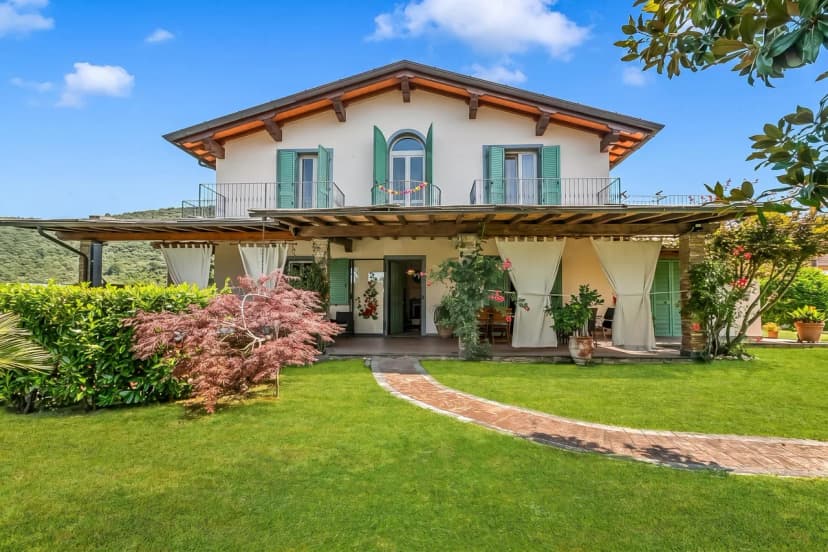 Villa Clara with Outdoor Jacuzzi few km from the Sea