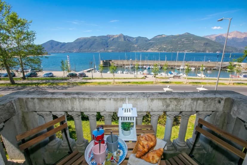 Residenza Gardenia - Lake View Balcony Apartment in Luino Center