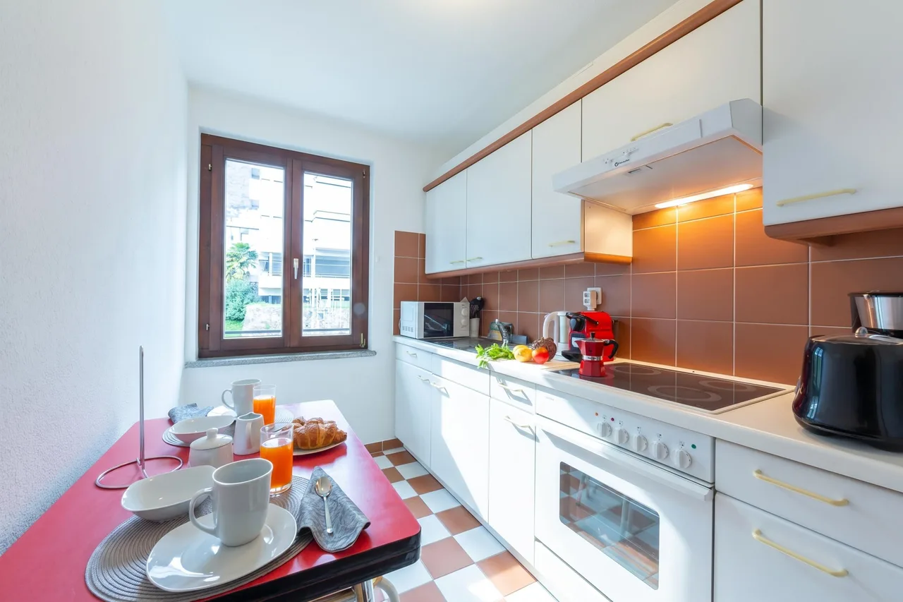 Scenic Balcony Apartment in Muralto, Ticino photo 3