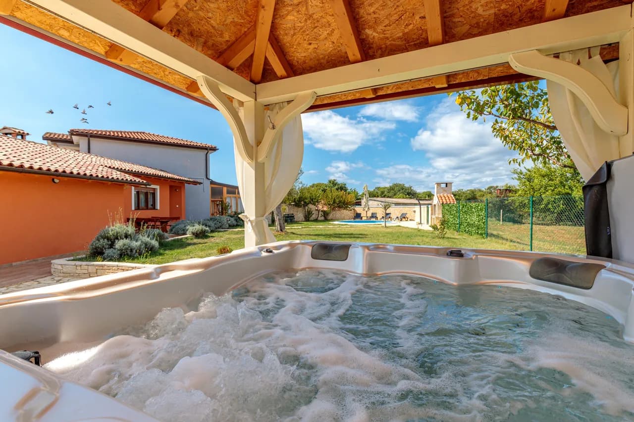 Pool and Spa Vacation Home in Fažana photo 2