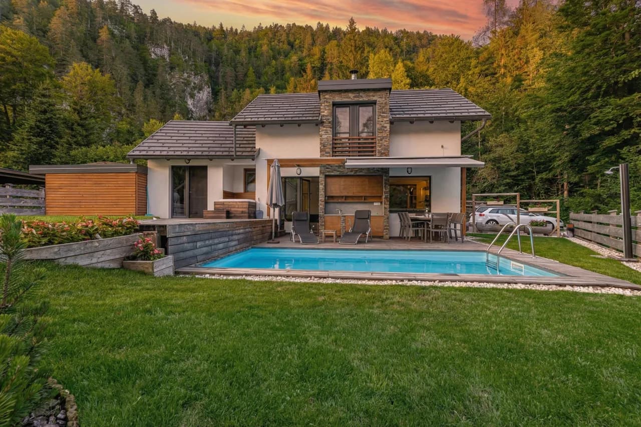 Mountain-View Pool Villa in Gozd Martuljek