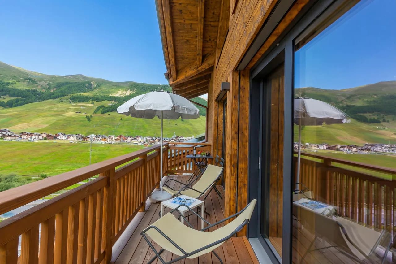 Charming Mountain-View Apartment in Livigno photo 3