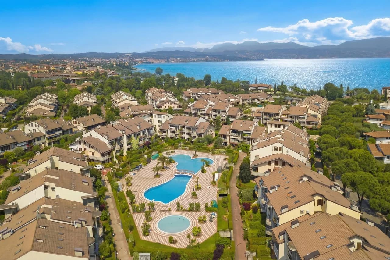 VistaLago Green Residence 100m From Lake/ 3 Pools, Tennis & Garage photo 2