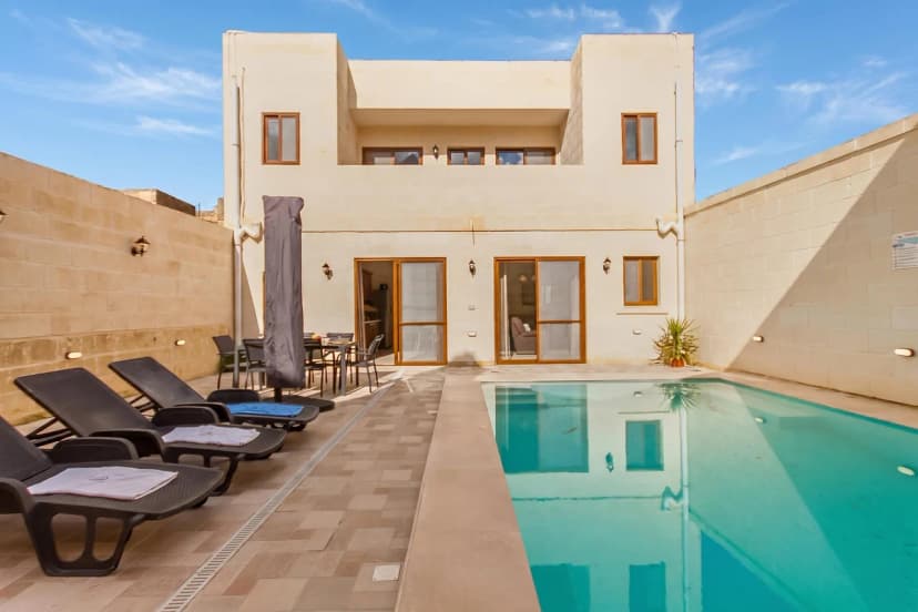 Nadurin, Gozitan villa 7 Bedr. & 2 Pools