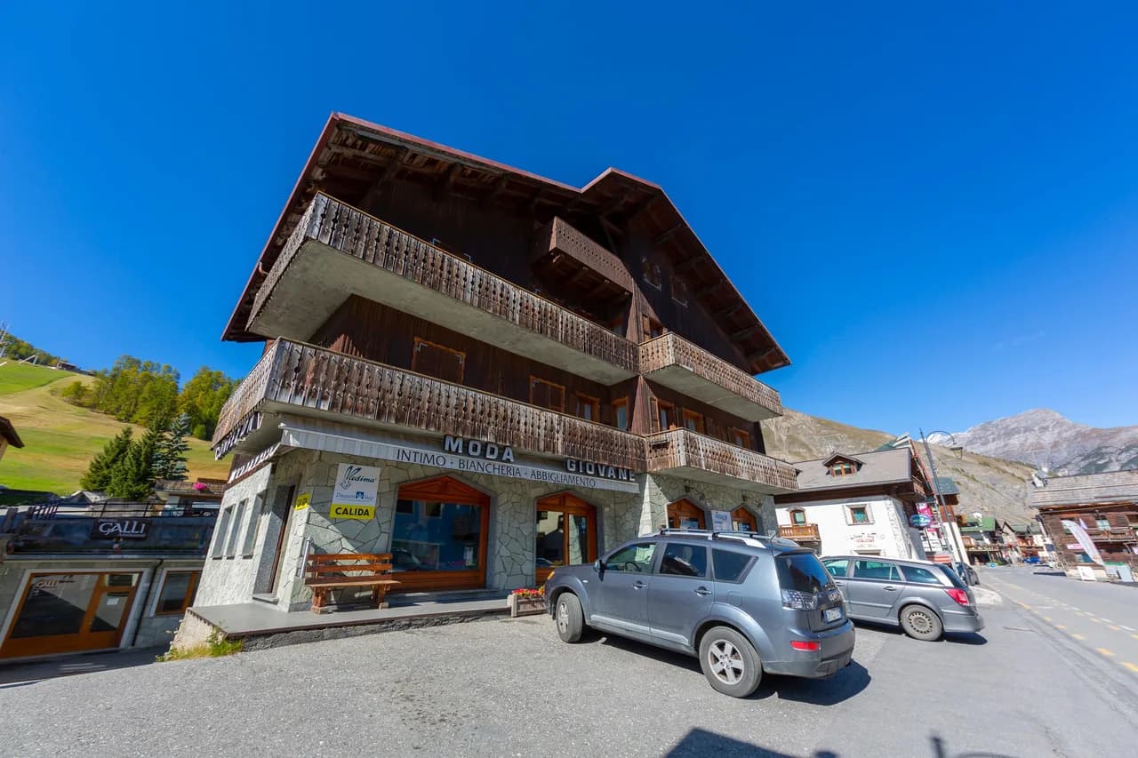 Luxury Mountain-View Apartment in Livigno photo 2