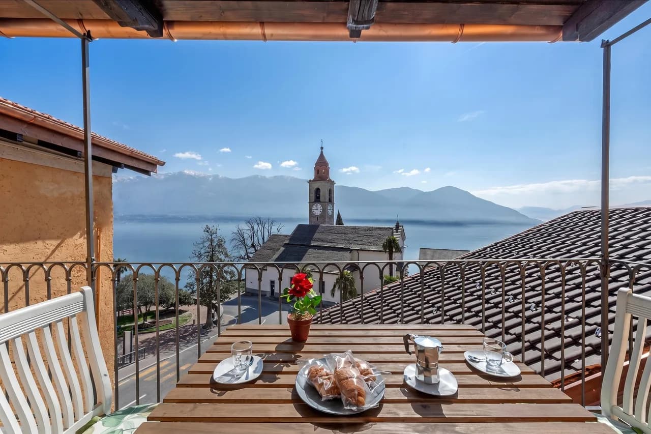 Red View Apartment with Balcony Terrace