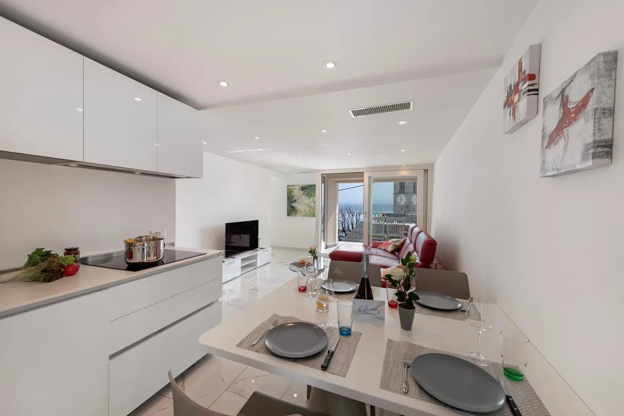 Red View Apartment with Balcony Terrace photo 5