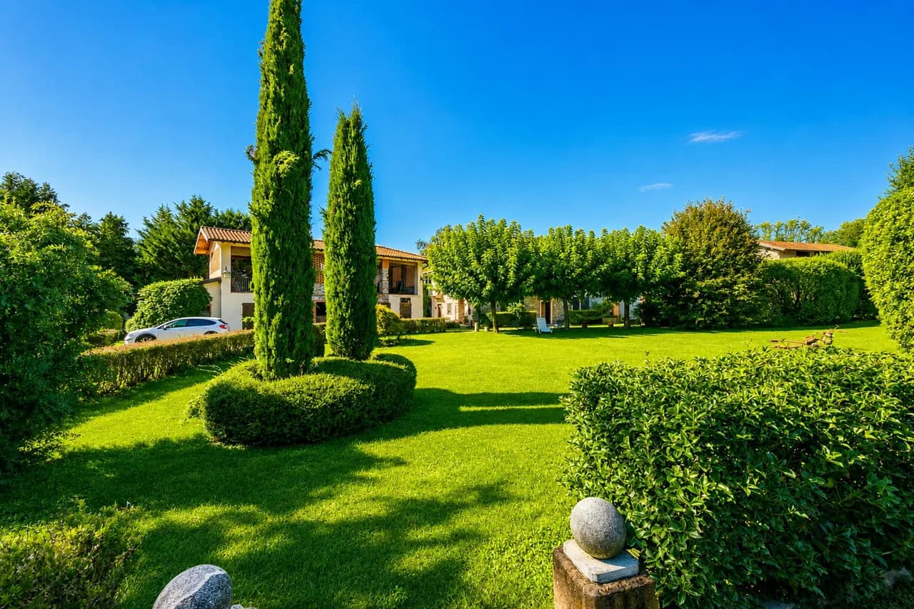 Charming Villa with Garden in Brebbia