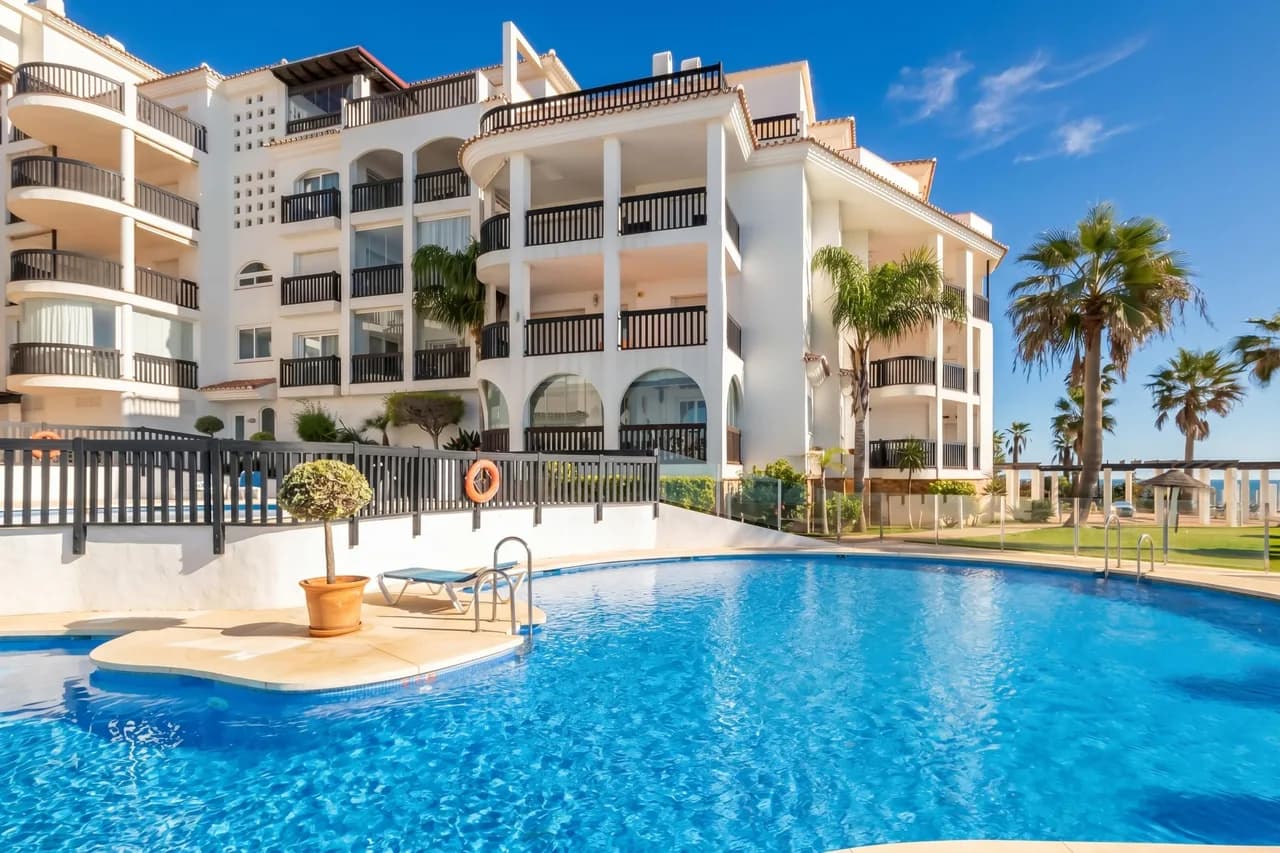 Beachfront Apartment in Mijas Costa photo 2
