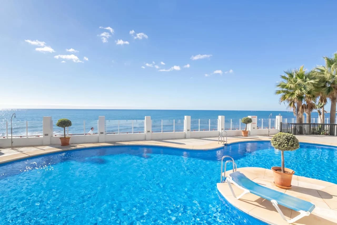 Beachfront Apartment in Mijas Costa photo 4