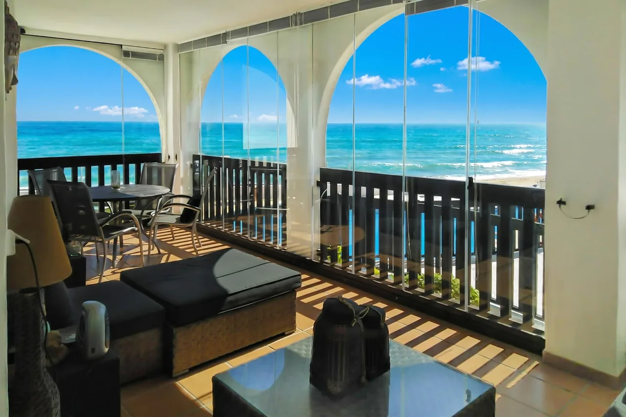 Beachfront Apartment in Mijas Costa photo 5